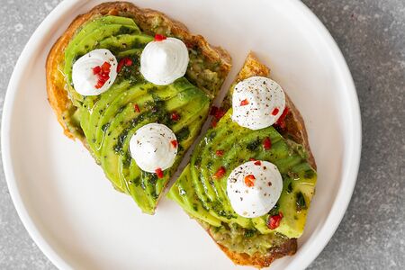 Авокадо-тост с рикоттой