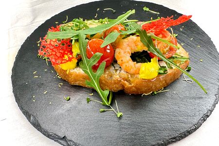 Брускетта Креветка и томаты
