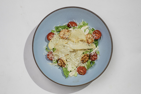 Салат Цезарь с креветками