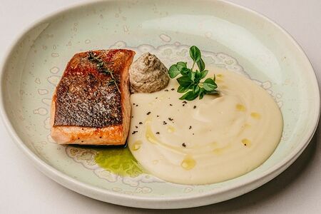 Стейк форели с пюре из сельдерея