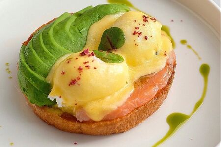 Бриошь, пашот с авокадо и лососем