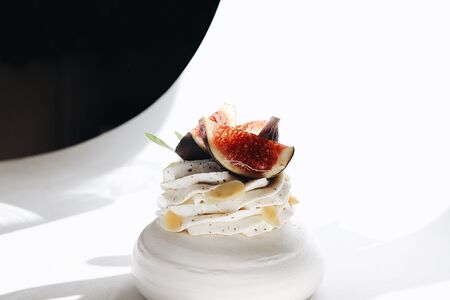 Павлова ванильная с инжиром