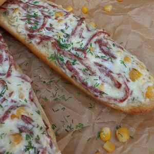 Горбушка с сервелатом и кукурузой