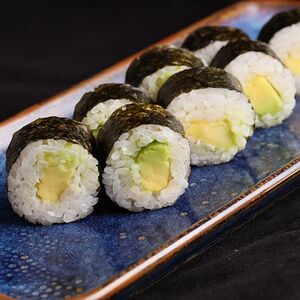 Ролл с авокадо