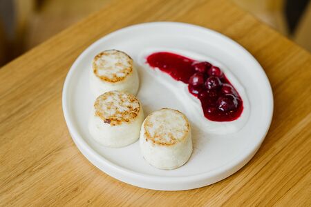 Сырники с греческим йогуртом и вишневым соусом