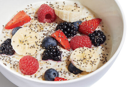 Овсяная каша с ягодами