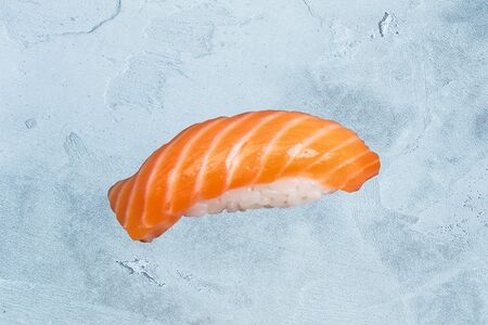 Суши с лососем