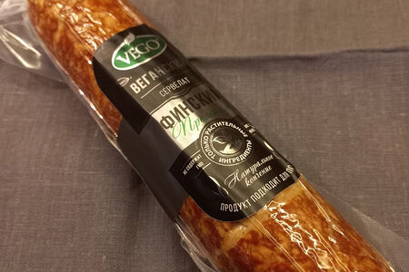 Колбаса полукопченая сервелат финский Вего