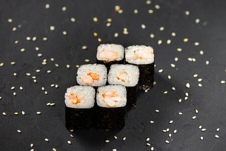 Ролл с креветкой