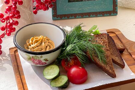 Паштет из куриной печени с гренками