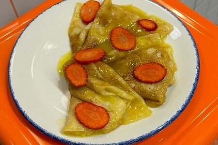 Блинчики в соусе креп-сюзетт со свежими ягодами