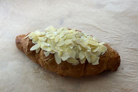 Круассан миндальный