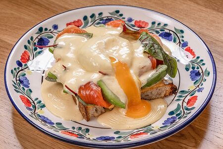 Яйцо пашот c форелью на томатной фокачче