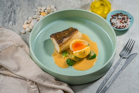 Черная треска с брюссельской капустой и яйцом