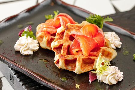 Картофельные вафли с лососем