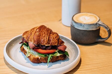 Круассан с ростбифом