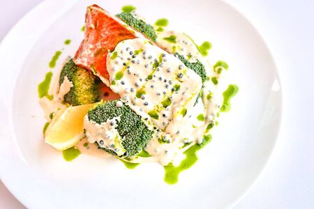 Стейк из лосося с брокколи и сливочным соусом