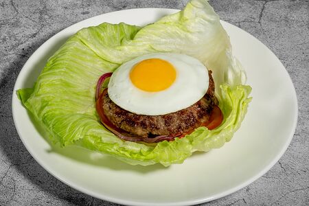 Бифштекс из мраморной говядины с глазуньей