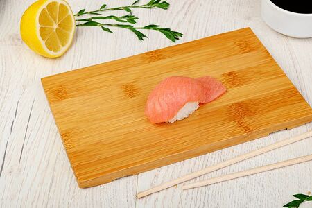 Суши с лососем холодного копчения