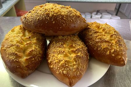 Булка с яблоком