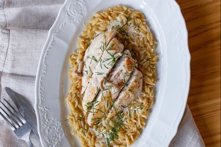 Куриная грудка с орзо и соусом из опят