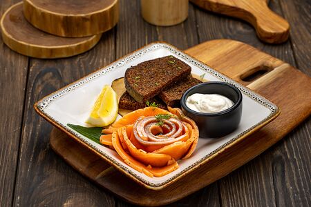 Лосось слабой соли с чесночными гренками