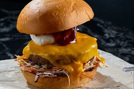 Бургер Техас с горгонзолой и яйцом пашот