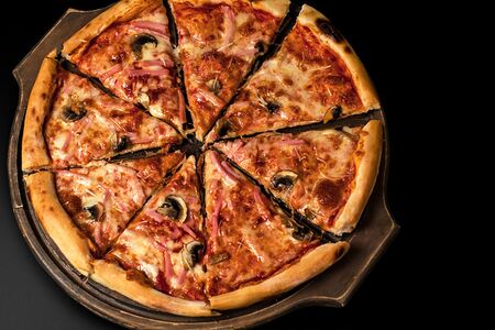 Пицца с ветчиной и грибами