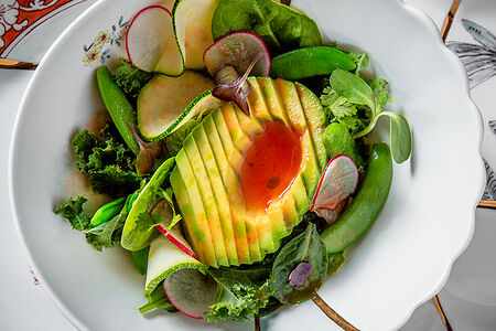 Зеленый салат с сумасшедшей водой