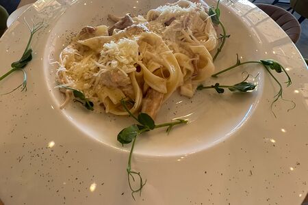 Фетучини с курицей и опятами в трюфельном соусе