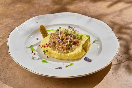 Бефстроганов с картофельным пюре и белыми грибами