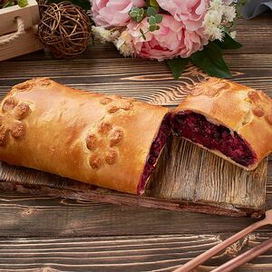 Пирог со смородиной и творожным креметте