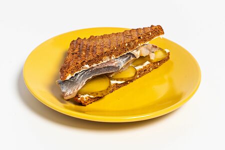 Сэндвич с сельдью и корнишонами