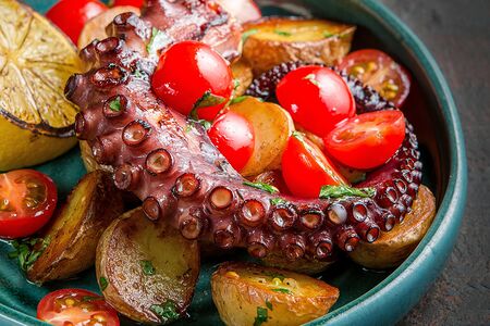 Осьминог с печеным картофелем