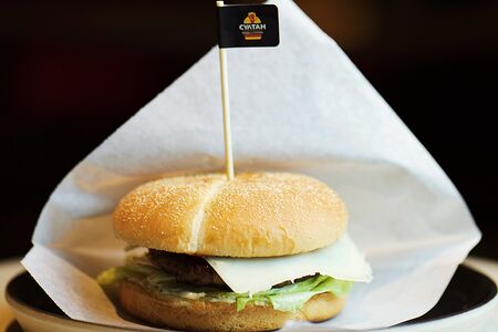 Чизбургер с говядиной халяль