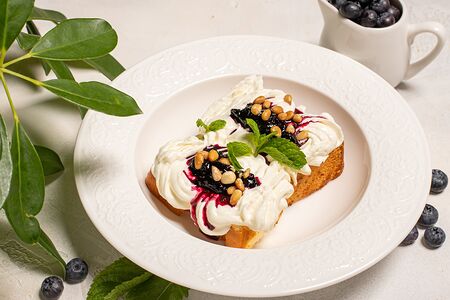 Японский чизкейк с сырным кремом и черничным конфи