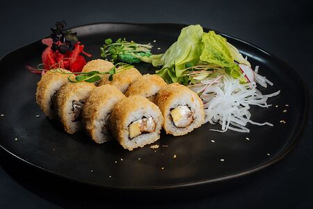 Роллы с креветкой темпура, гуакамоле и ананасом