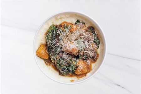 Томленые щечки с полентой, тыквой и шпинатом