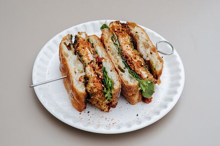 Сэндвич с цыпленком, мисо, песто, бекон