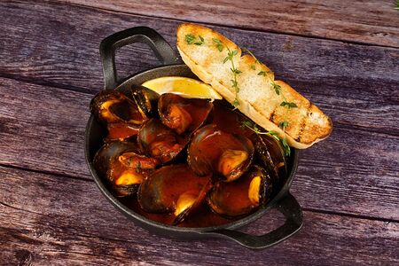 Мидии в томатном соусе