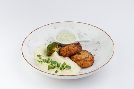 Котлетки рыбные с пюре, брокколи и соусом тартар