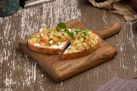 Брускетта с лососем