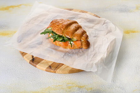Сэндвич в круассане с лососем и творожным кремом