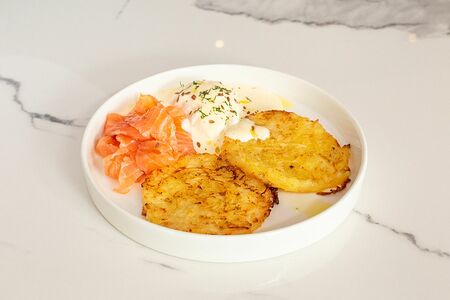 Картофельные драники с лососем и сырным соусом