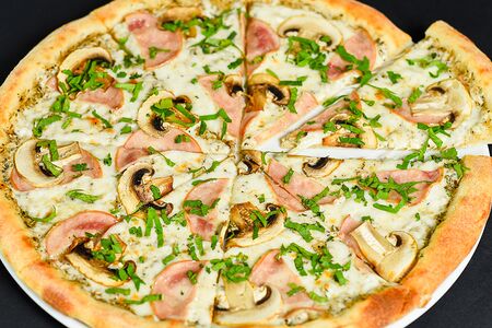 Пицца с куриным рулетом в трюфельном соусе