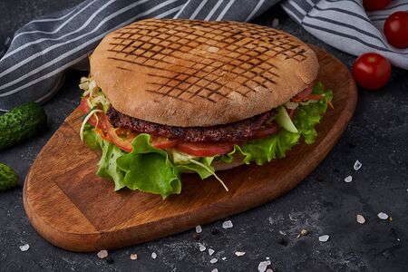 Плескавица в пите из говядины и свинины