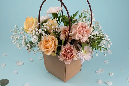 Букет цветов из роз и диантусов Сладкая пудра в крафтовой сумочке