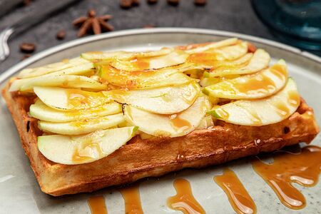 Вафля с запеченными яблоками