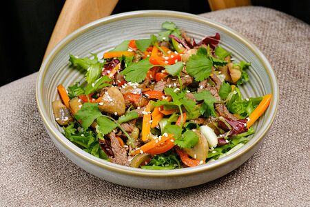 Теплый салат с говядиной