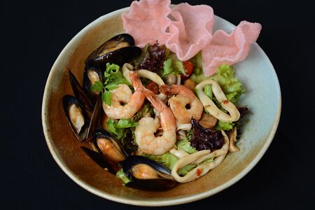 Теплый салат с морепродуктами